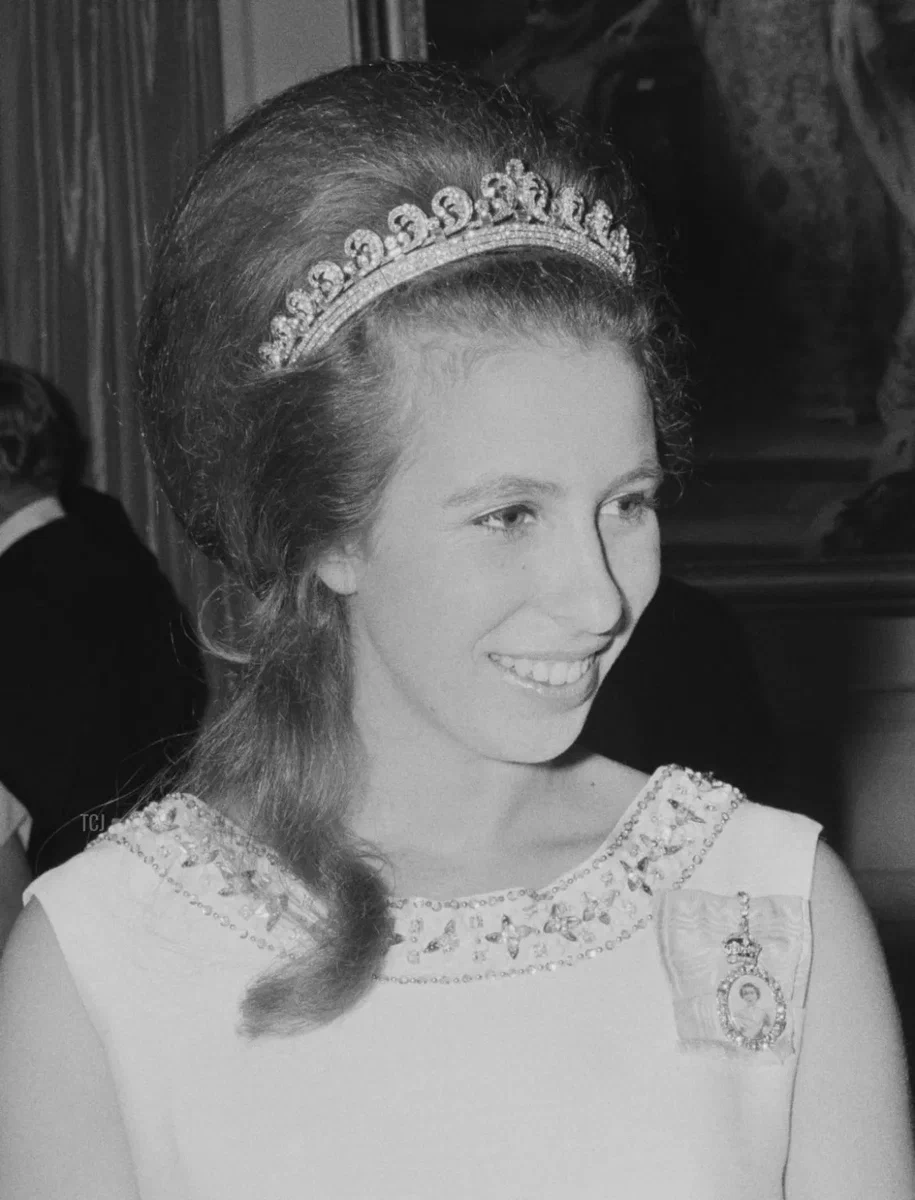 Принцесса Анна в тиаре Гало во время королевского туда по Новой Зеландии. 1970