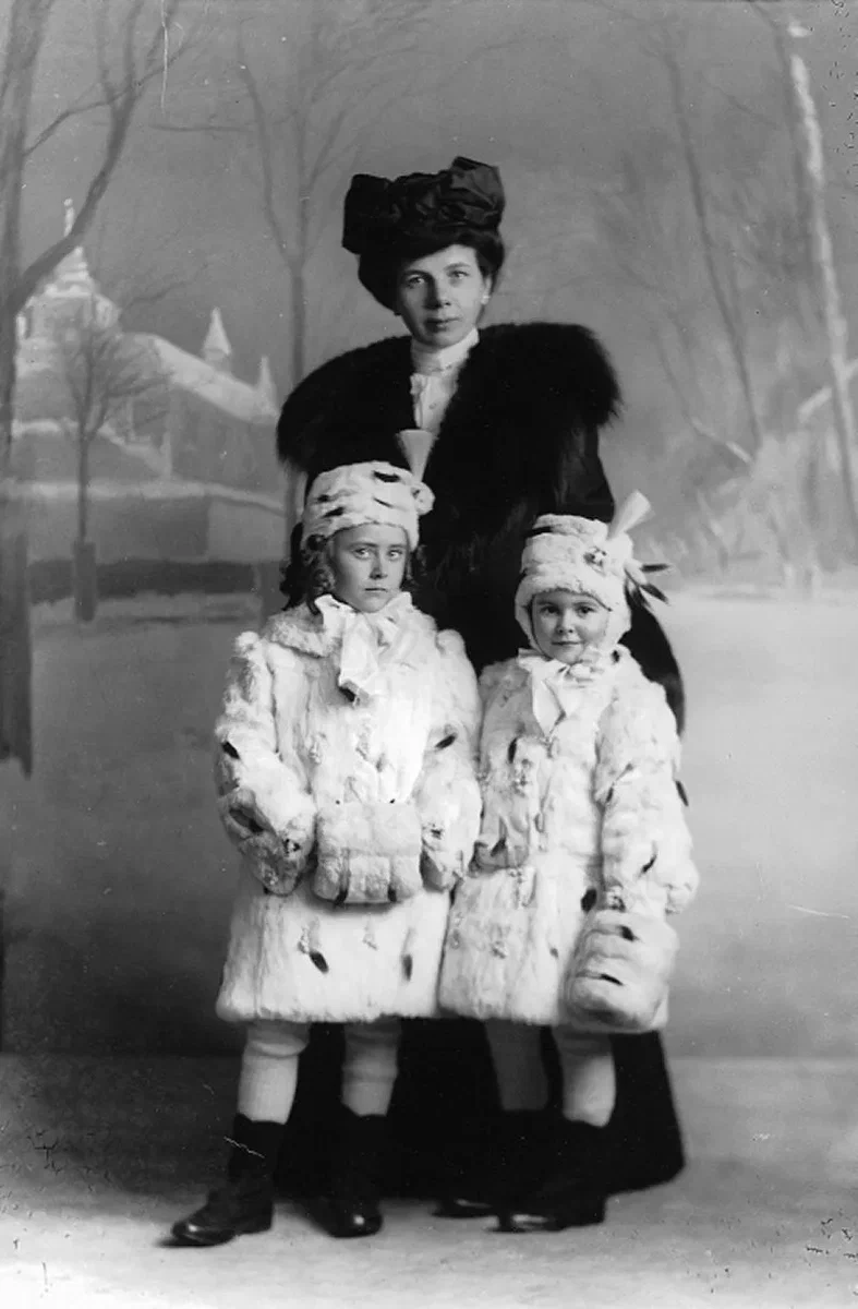 Маргарита Аллан с младшими дочерьми Гвендолин и Анной. 1906. Wikimedia Commons