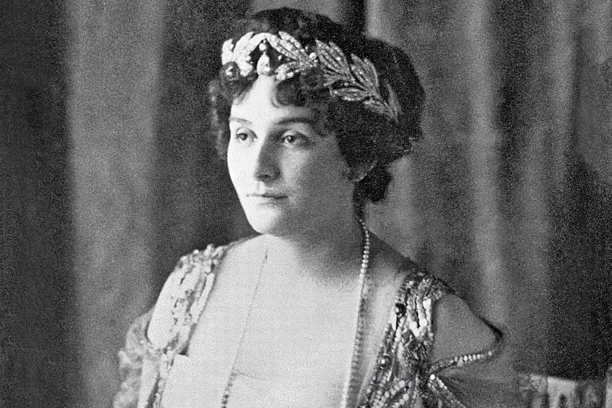 Принцесса Мари Бонапарт в тиаре в виде оливкового венка. Начало XX века