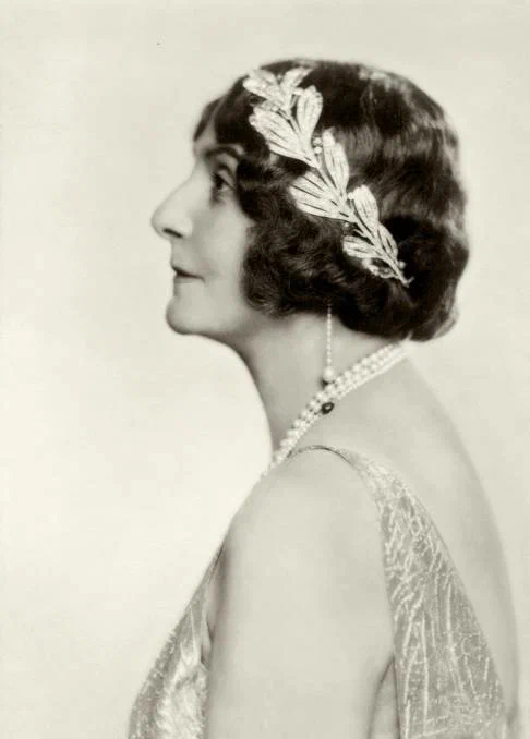 Принцесса Мари Бонапарт в тиаре в виде оливкового венка. 1930