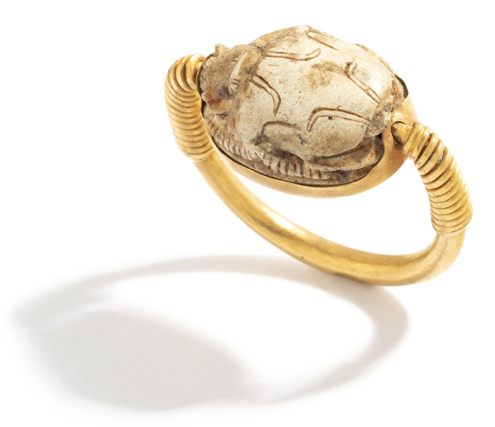 Кольцо со скарабеем из египетского золота и стеатита оценивается в 800-1200 долларов.