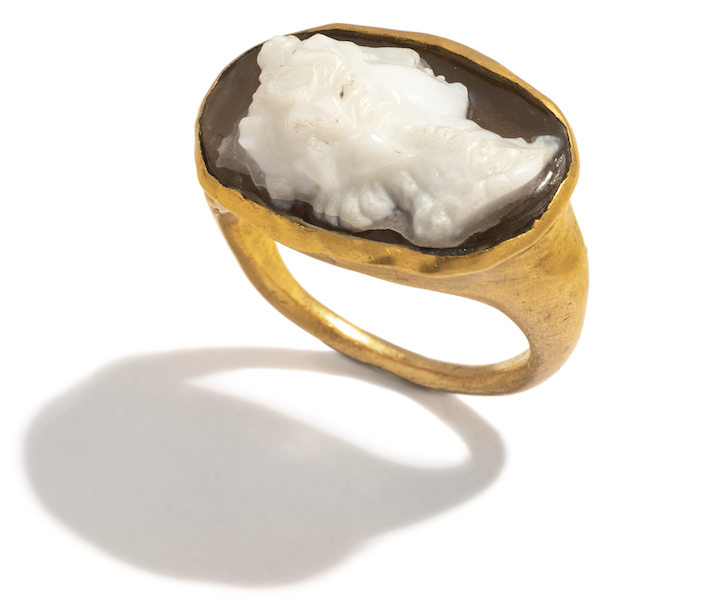 Кольцо на палец с камеей из эллинистического золота и сардоникса с изображением бога Диониса оценивается в 7000–9000 долларов.