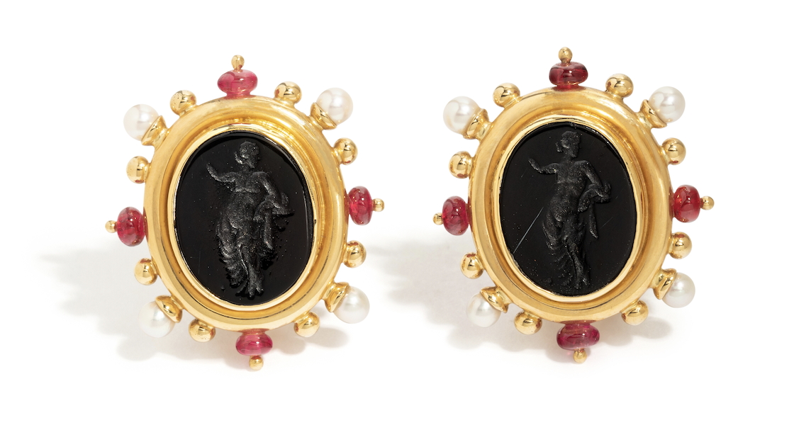 Золотые серьги Элизабет Лок, культивированный жемчуг, рубин и стеклянные камеи, стоимость которых оценивается в 800–1200 долларов.
