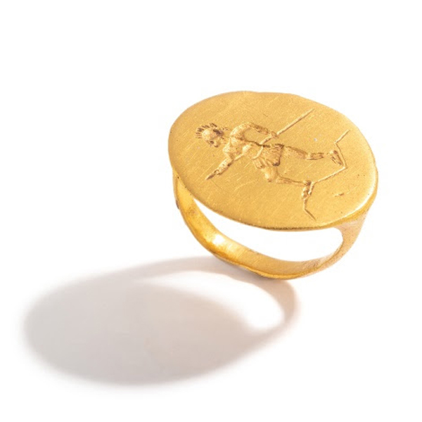 Греческое золотое кольцо на палец с изображением вооруженного гоплита, оцененное в 5000-7000 долларов.