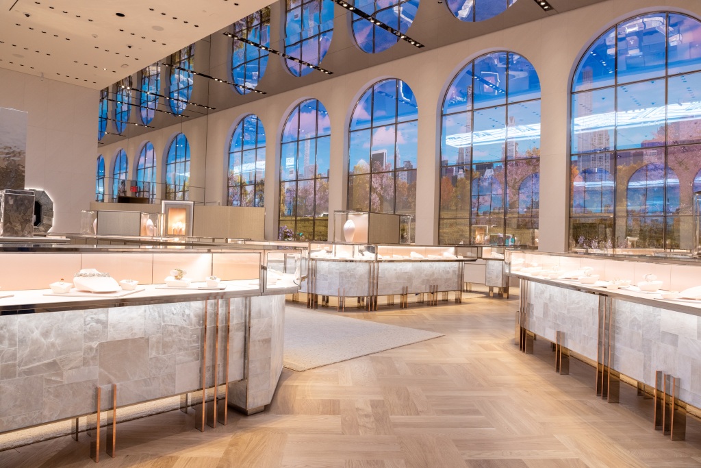 Внутри первого этажа магазина Tiffany & Co's Landmark в Нью-Йорке.  Бренд называет это пространство «Миром Тиффани», и вместо окон в нем есть экраны компьютерной графики от пола до потолка.