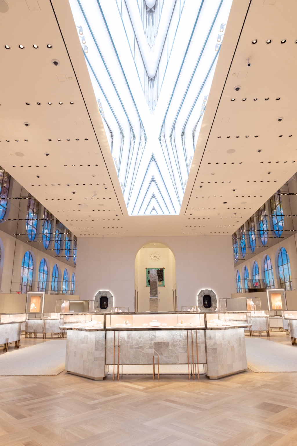 Первый этаж Tiffany &  Магазин Co.'s Landmark в Нью-Йорке с бриллиантовым светильником, напоминающим световой люк.