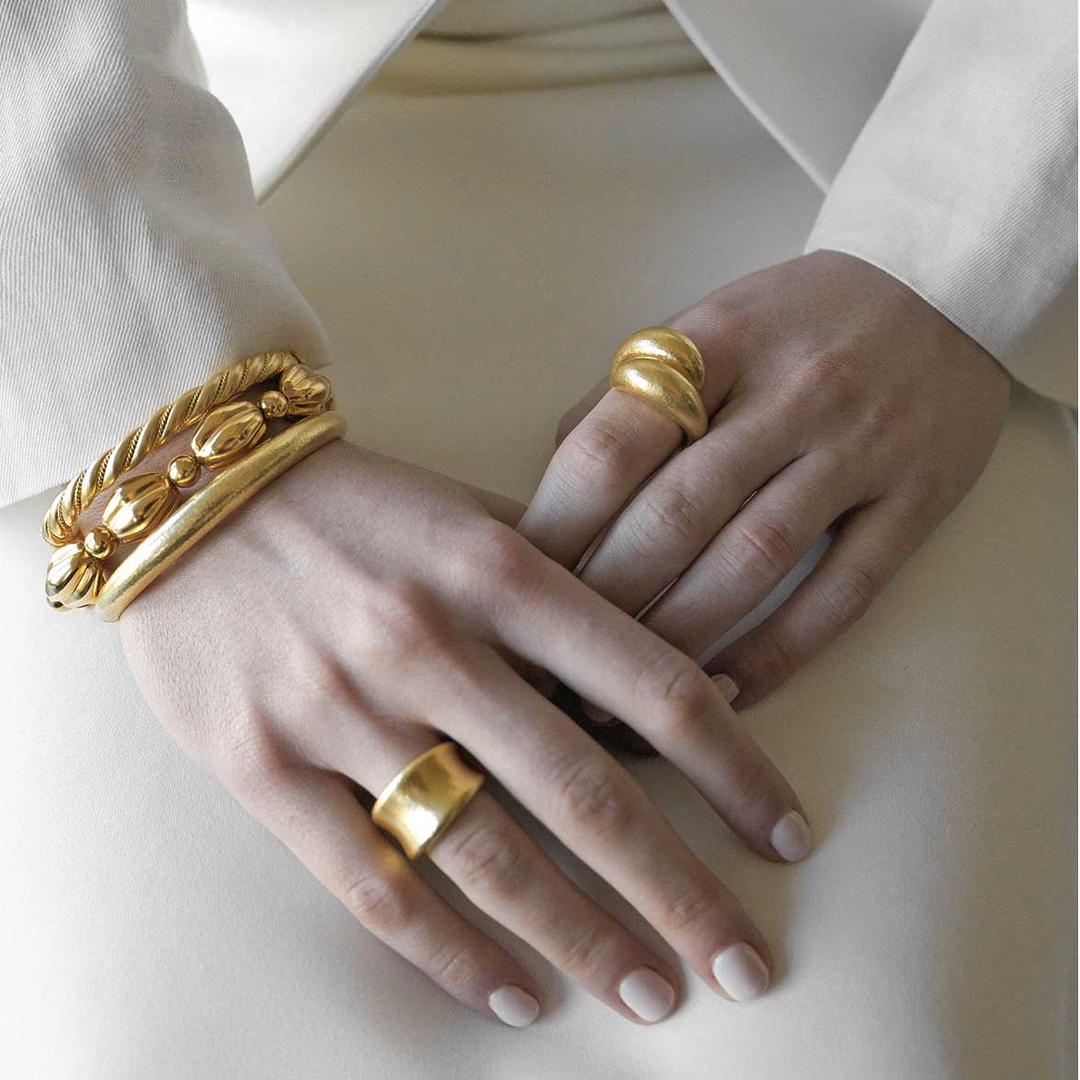 Золотые кольца и браслеты Lalaounis на модели