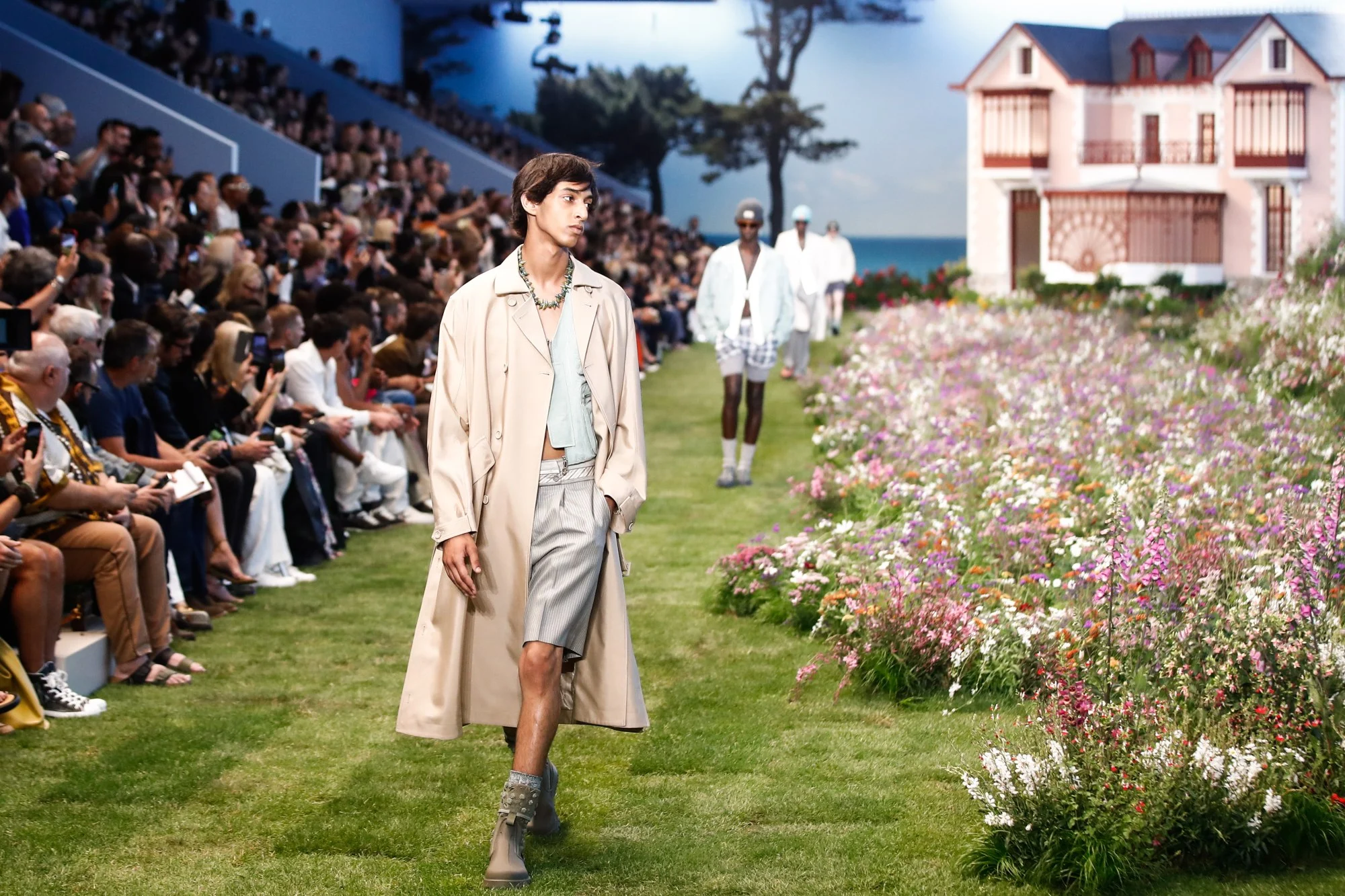Модель представляет творение из мужской коллекции весна-лето 2023 дизайнера Кима Джонса для Dior Homme во время Парижской недели моды в Париже, Франция, июнь 2022 года. Фото: EPA-EFE