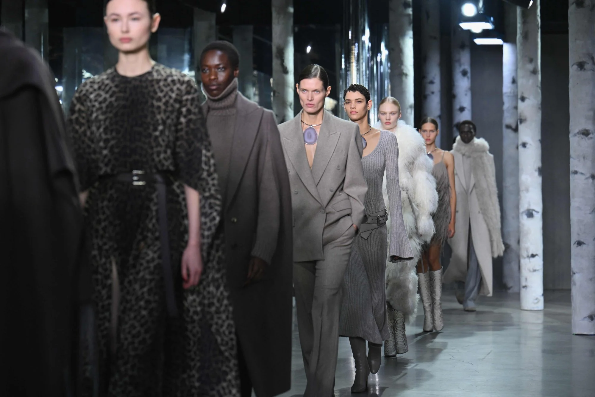 Модели идут по подиуму во время показа коллекции Michael Kors осень/зима 2023 года во время Недели моды в Нью-Йорке в Нью-Йорке, США, 15 февраля. Фото: AFP