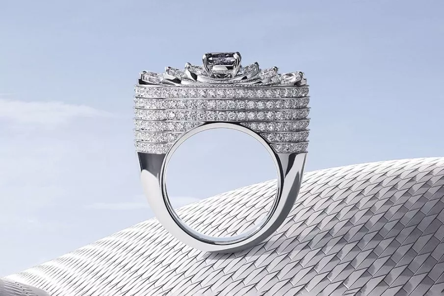 Hедкий серо-фиолетовый бриллиант вдохновил смелый облик кольца Ondule.