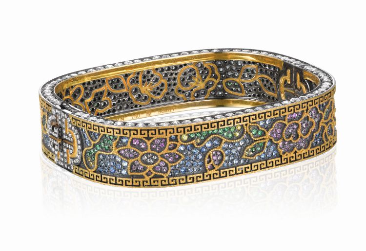 Браслет Yewn cloisonné в виде цветка из розовых, желтых и голубых сапфиров, граната-цаворита, бриллиантов, черного золота с родиевым покрытием и желтого золота.  Браслет украшен персиком, хризантемой, цветком лотоса и пионом.  (Книги по искусству ACC)