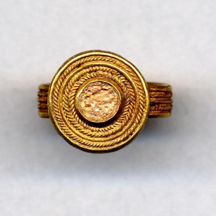 золотой перстень бронзового векс