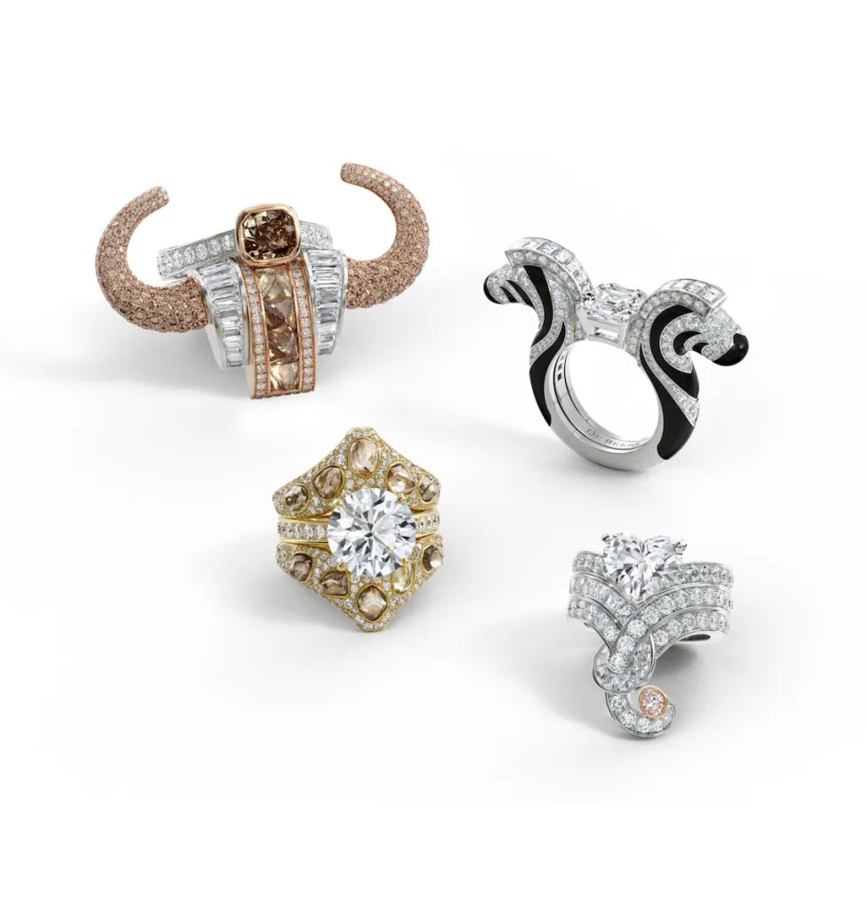 De Beers Forces of Nature, кольцо с короной буйвола, кольцо с изображением зебры, кольцо с короной слона и кольцо с короной жирафа с Недели моды в Париже 2024