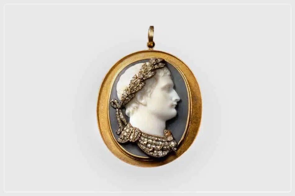 Камея Наполеона в лавровой короне с бриллиантами и доспехах.