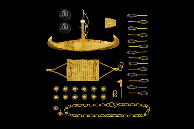 Модель Loren Nicole из 22-каратного желтого золота и горного хрусталя Viking Longship представлена ​​в разобранном виде на более чем 30 частей, которые можно носить как украшения в различных комбинациях.  (Лорен Николь)