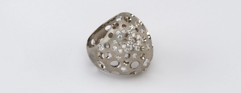 Кольцо Puffball Void Dome из 18-каратного серого золота украшено бриллиантами круглой огранки.  (Студия Ренн)
