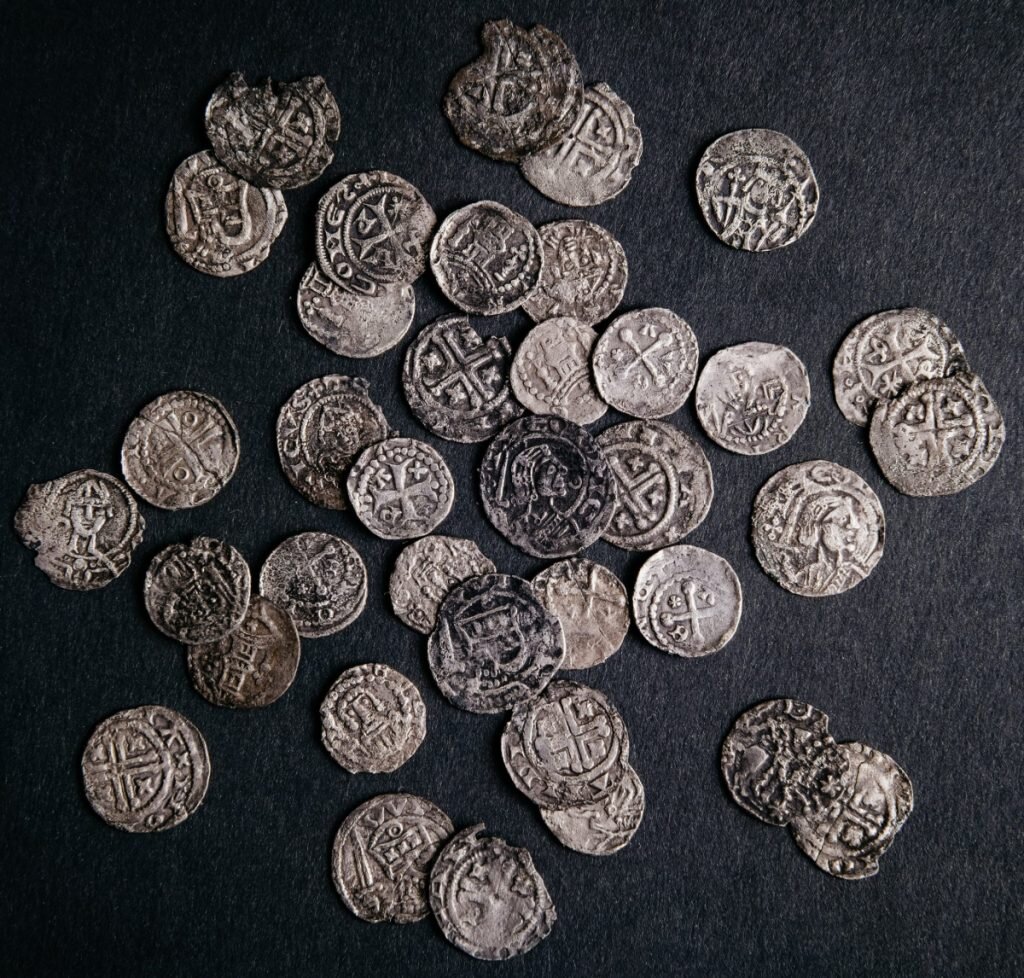 39 серебряных монет 13 века обнаруженные Лоренцо Рюйтером в 2021 году