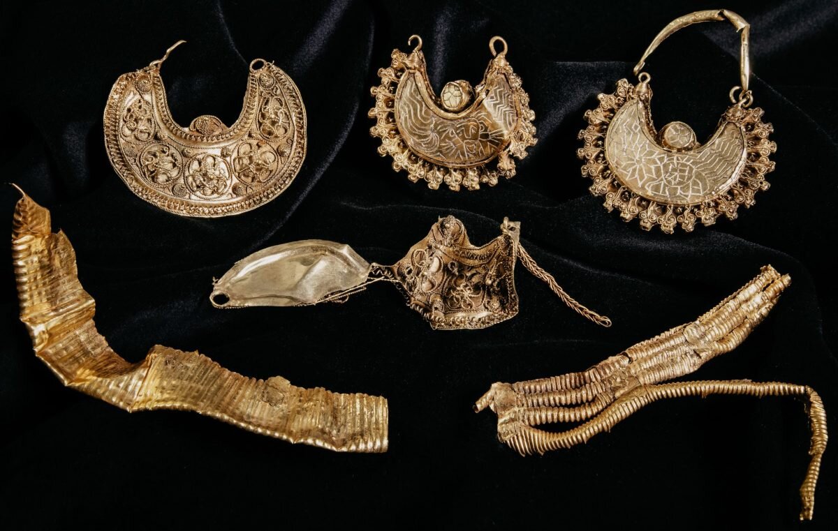 Золотые артефакты из клада: 4 сережки-подвески в форме полумесяцев и два кусочка из сусального золота