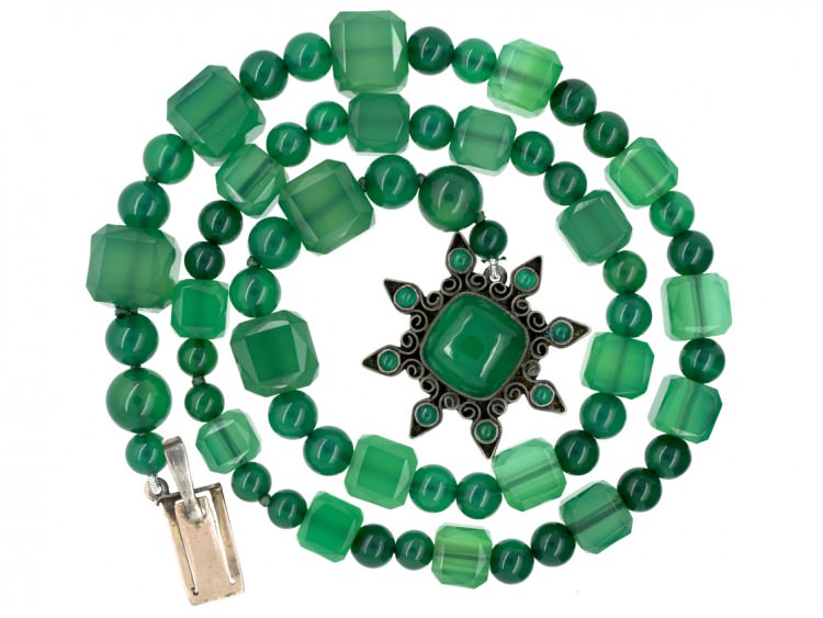 Зеленый халцедон и серебряное ожерелье, приписываемое Сибил Данлоп