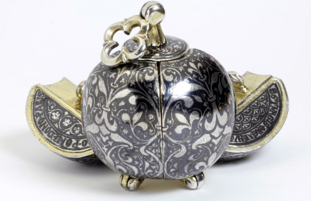 Серебряное ароматное яблоко, Музей Виктории и Альберта, Италия, около 1350 г.