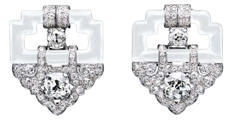 Брошь Cartier с двумя заколками, украшенная бриллиантами и горным хрусталем. Идея носить одну или две заколки одновременно — свежая идея. Около 1930 года, Франция.