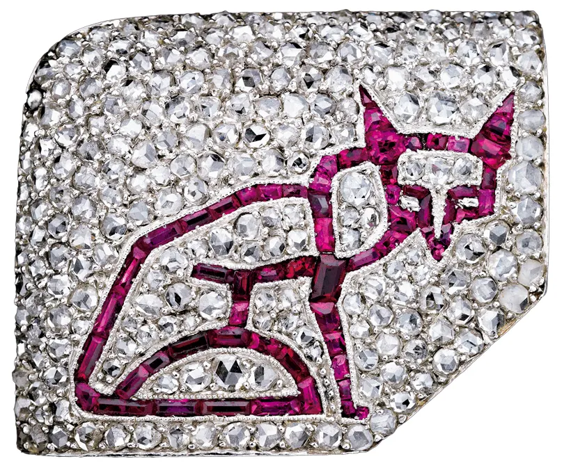 Некоторые изделия в стиле деко отличаются игривостью. Эта брошь в виде лисы представляет собой абстрактное изображение лисы, украшенное рубинами среди бриллиантов. Около 1930 года, Франция.
