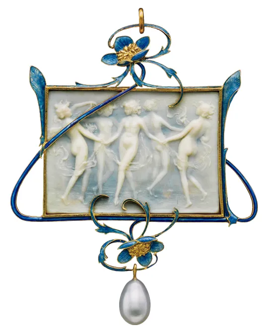 Подвеска в стиле французского модерна, выполненная из эмали и жемчуга работы Рене Лалика. Прямоугольная золотая пластина украшена пятью белыми нимфами, изображающими превращение нимфы Леды в лебедя. Обнажённая женщина в центре и кувшинки выполнены в типичных для модерна линиях. Около 1902–1903 гг., Франция.