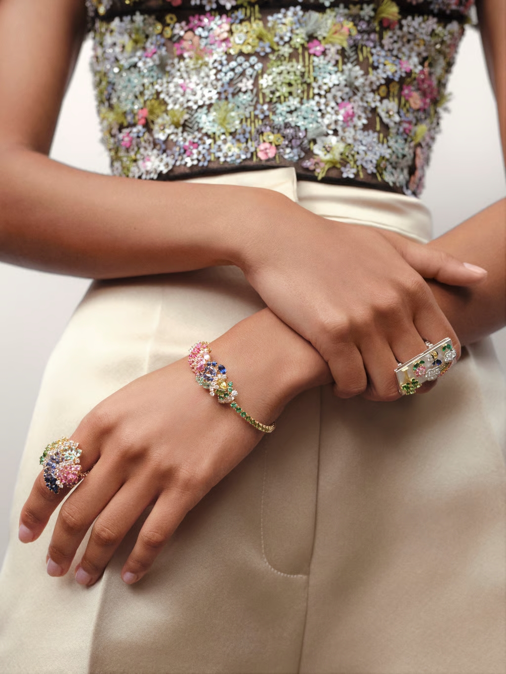 Коллекция ювелирных изделий Jardins de la Couture от Dior демонстрирует яркие цвета и драгоценные материалы. Фото: Жозефина Лохен