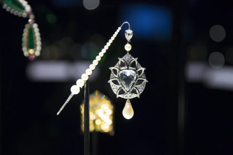 Bejewelled_Treasures_Installation_View_c_Victoria_and_Albert_Museum_London_11_fCEhRQ5