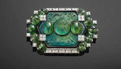 Брошь-клипса с изумрудами и бриллиантами, Cartier, Париж, 1925 г., модифицирована в 1927 г.