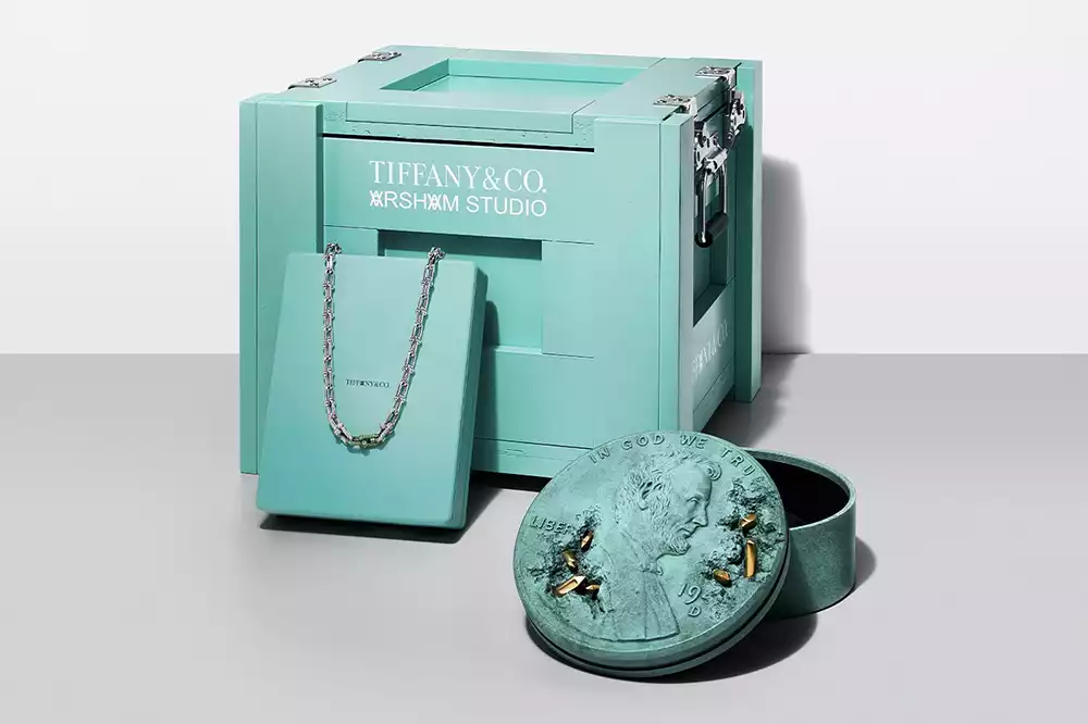 Tiffany & Co. и Daniel Arsham Bronze Eroded Penny Vessel с ожерельем HardWear ограниченной серии и художественным ящиком Tiffany Blue
