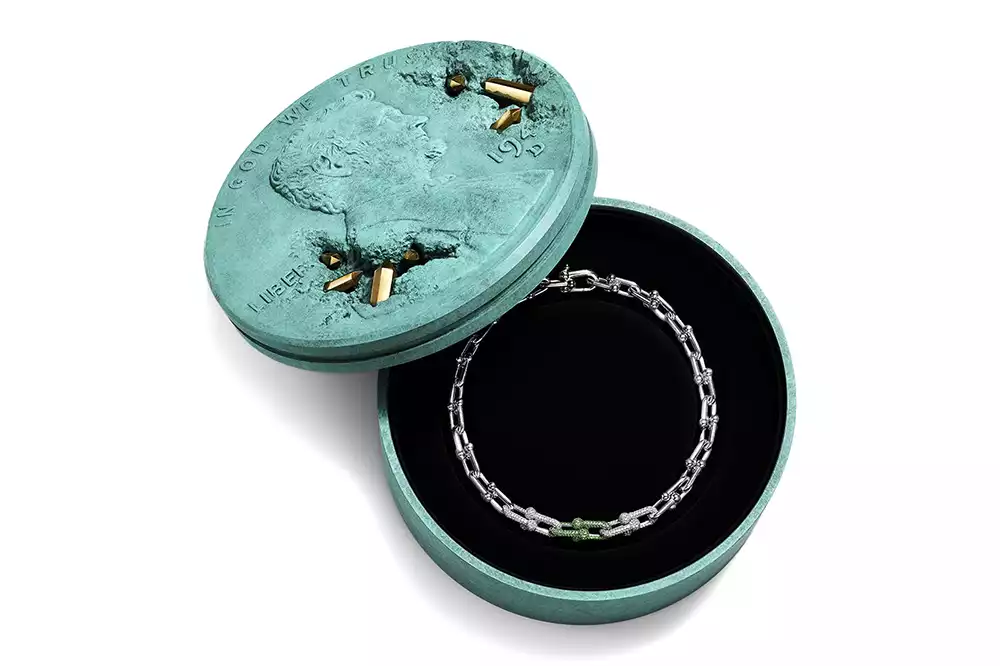 Крупный план бронзового эродированного пенни-сосуда, демонстрирующий патинированную отделку