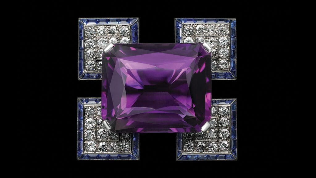 Платиновая брошь от Cartier London с изображением аметиста, сапфиров и бриллиантов