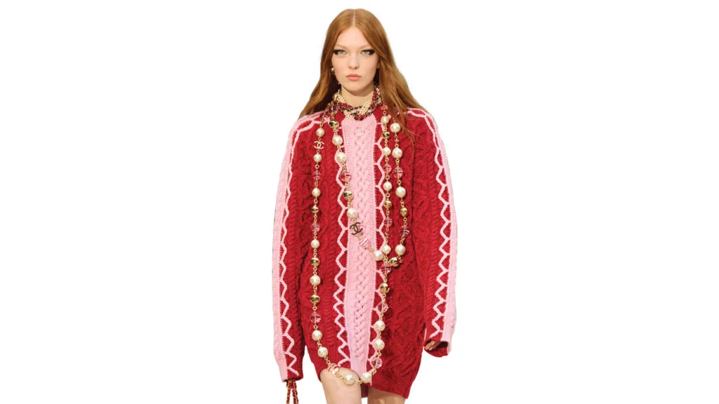 Текущее изображение: Модель носит огромные жемчужины в качестве аксессуаров на подиуме Chanel. Изображение