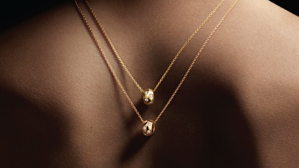 Золотые колье Le Damier от Louis Vuitton с бриллиантами на спине модели (фото)