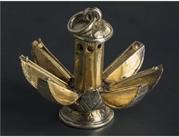 Помандер из вермейля — это ювелирное изделие эпохи Возрождения, состоящее из нескольких отделений и предназначенное для хранения ароматизированных паст или порошков.