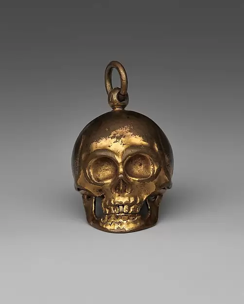 Французский ювелирный кулон XVII века. Изображение черепа символизирует «momento mori» — память о том, что ты умрешь.