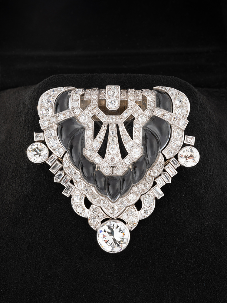 Брошь Бельперрон на черном фоне