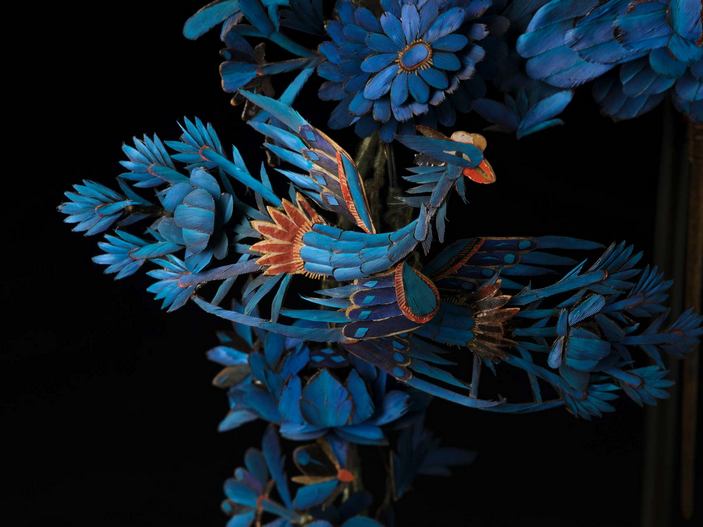 Фрагмент украшения из перьев зимородка