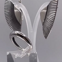 «Невский Т». Серьги — крылья. Кольцо — корона