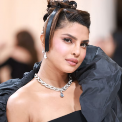 Продавцы винтажных ювелирных украшений стремятся к публичности на красных дорожках