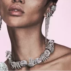 Движение крыльев и смелые контрасты: к своему 130-летию Swarovski переосмысливает лебедя