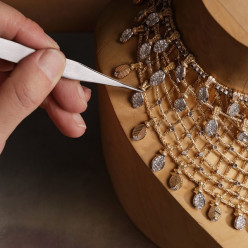 Ожерелье Grain de Café: кисточка из кофейных зёрен от Cartier