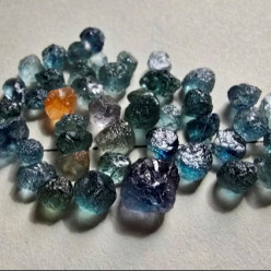 Необычное предложение: 45 кг сапфировой необработанной гальки вместо кольца