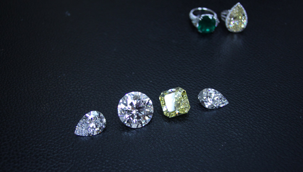 Алмазов сайт череповец. Маленький Алмаз. Мелкие Алмазы. Маленький бриллиантик. Фотография маленьких алмазов.