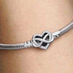 На фоне резкого роста цен на серебро Pandora отдает предпочтение украшениям с платиновым покрытием